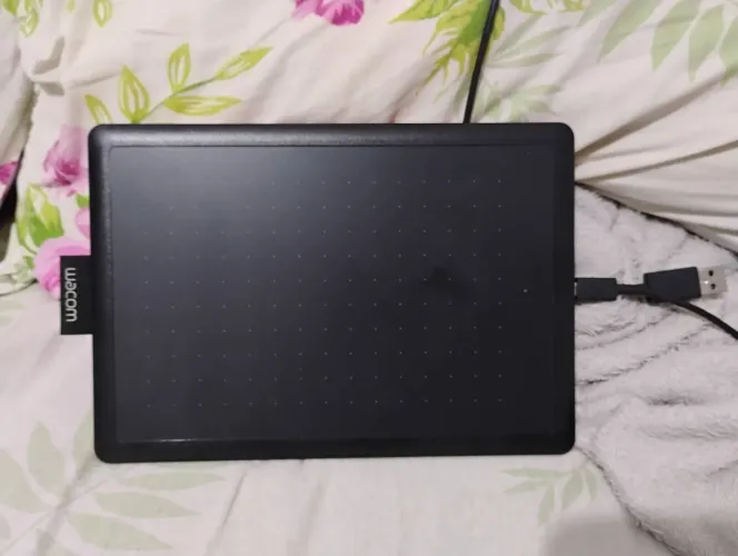 Mesa Digitalizadora One by Wacom + Caneta + Pontas Extras + Luva 2 Dedos ? R$250