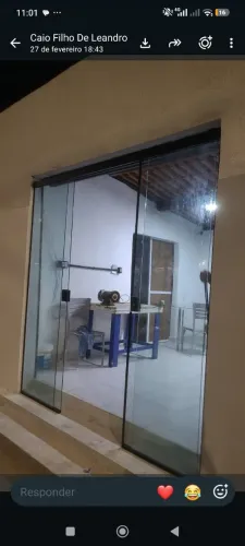 Portas de vidro sendo 2 fixas e 2 corrediças fixada no perfil e ferragens nova e fechadur