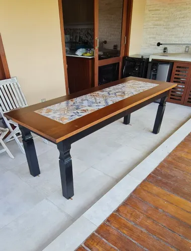 Mesa em Madeira de Lei com Ladrilhos Decorativos