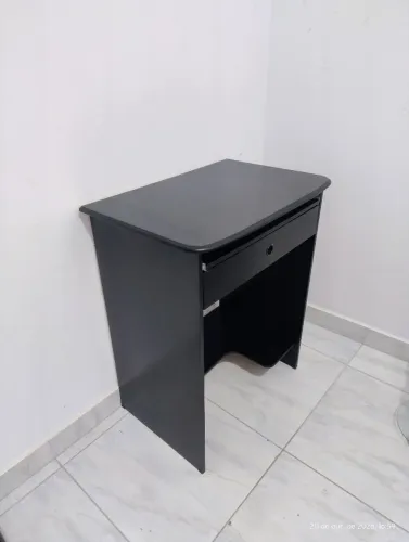 Mesa pra computador com gaveta e suporte para o teclado.