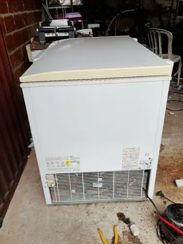 Freezer semi novo