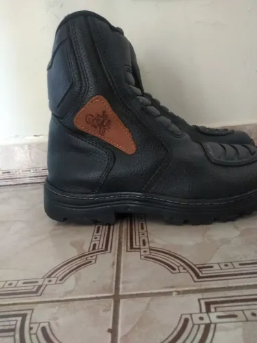 Bota preta de moto