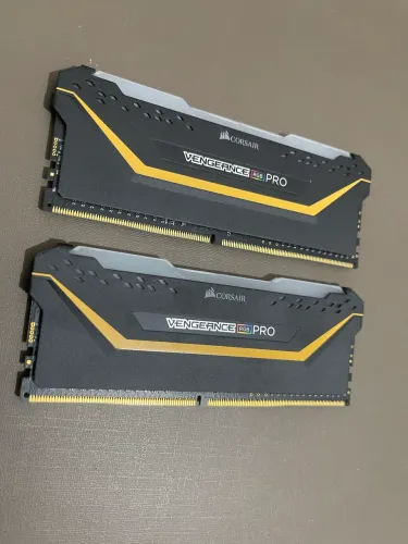 Memória Corsair vengeance RGB PRO 16gb DDR4 3200mhz (2x8GB)