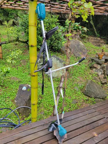 Aparador de grama a bateria, Makita.
