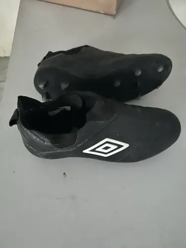 Chuteira Umbro couro