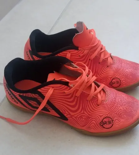 Chuteira UmBro 37.