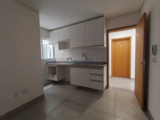 Apartamento com 01 dormitórios, sala ,banheiro, cozinha com armário, área de serviço colet