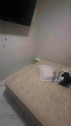 Cama de casal em bom estado