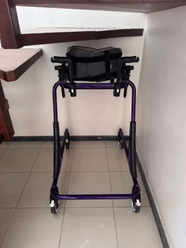 Andador Ortopédico com Rodas e Apoio de Antebraço