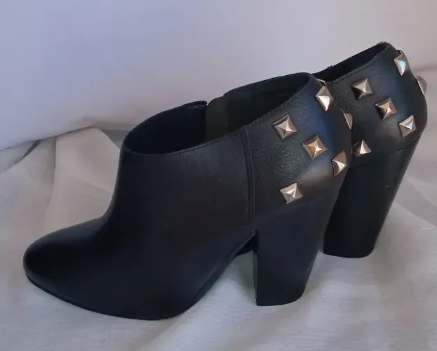 Ankle Boot DUMOND preta com spikes no calcanhar