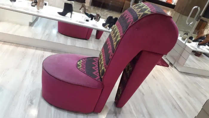 Poltrona Decorativa Sapato de Salto Alto - Charme e Elegância