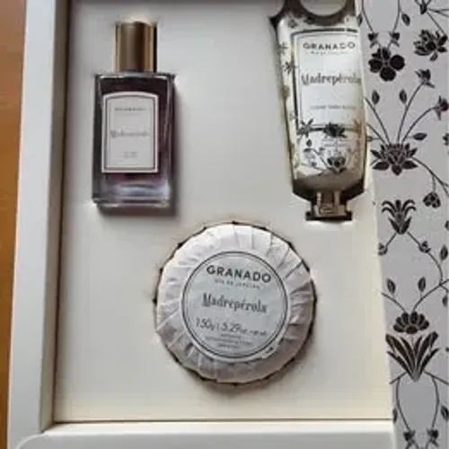 Kit granado Perfume madre pérola Com ,Sabonete,creme de Mâos,Maravilhosa fragrância novo.