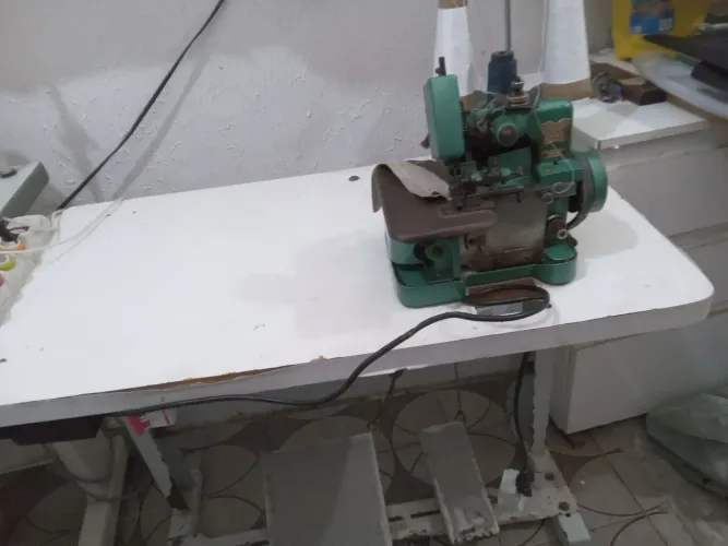 MAQUINA OVELOCK VERDINHA, FEIRA MANUTENÇÃO, COM COSTURA PERFEITA.