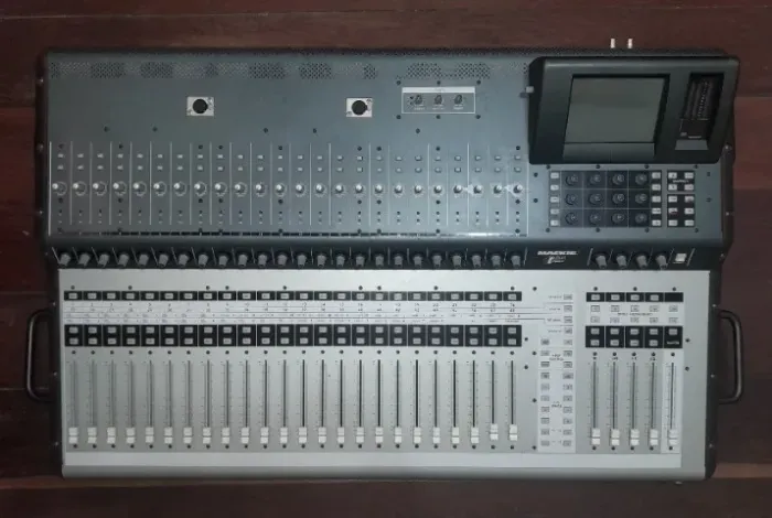 Mixer Mackie TT 24 com case