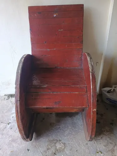 Vendo Poltrona de madeira feita de carretel.