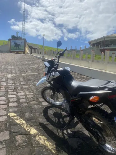 Moto bros 160 branca.