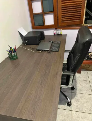 Mesa com cadeira de escritório(office). 