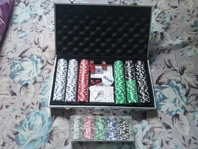 Vendo relíquia Jogo de pôquer com fichas extras