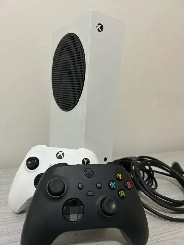 Xbox Series S + 2 Controles com Baterias