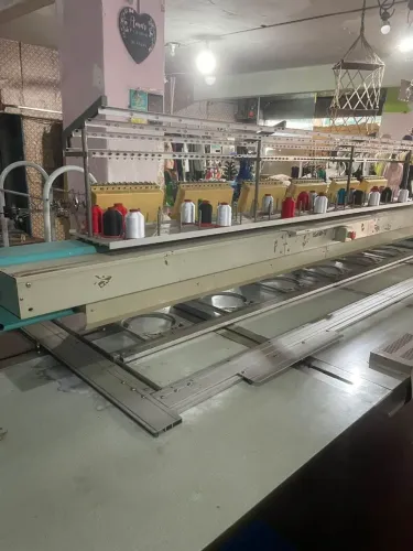Máquina industrial de bordar