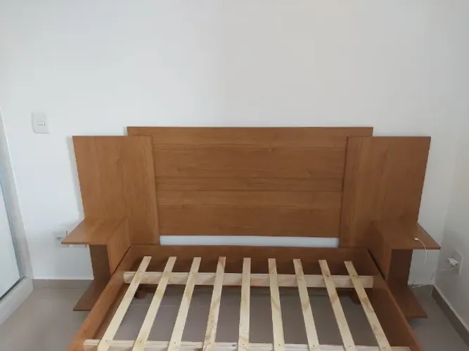 Cama casal + cabeceira com criado mudo apenas 2 meses de uso