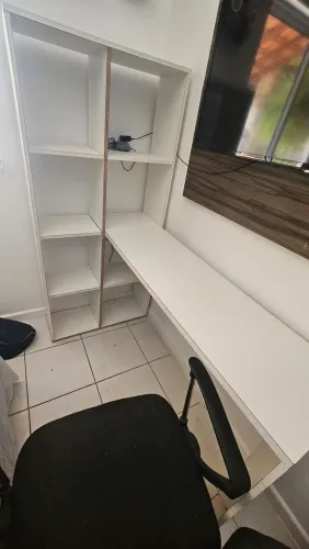 Escrivaninha em L com Estante integrada + Cadeira giratória
