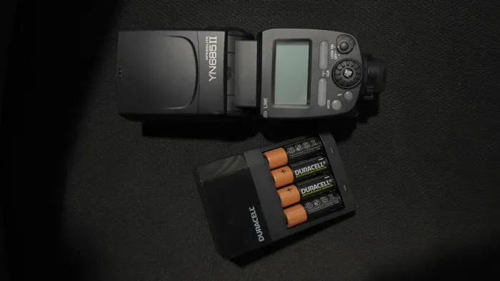 Flash yongnuo Yn685 li Attlee C/ Radio Embutido P/câmeras Canon