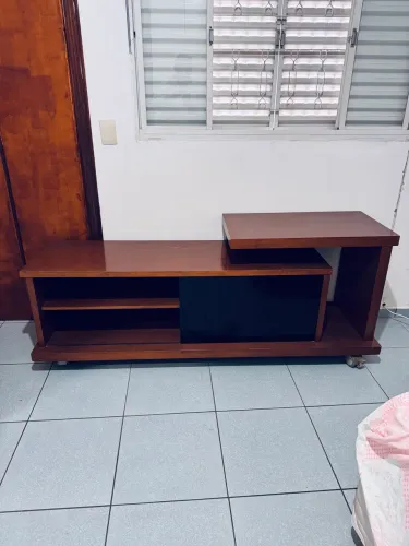 Rack para TVs com porta em vidro escuro e rodinhas