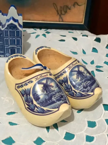 PAR DE TAMANCOS HOLANDESES EM MADEIRA VINTAGE. COLECIONISMO.
