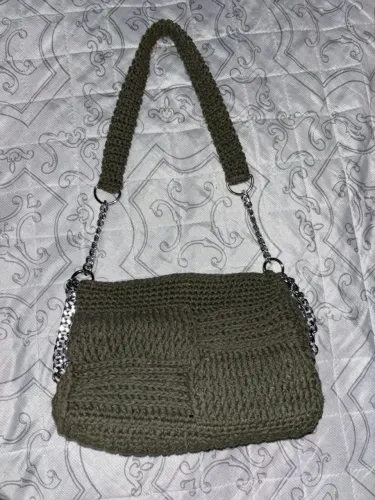 Bolsa de crochê com correntes feito à mão