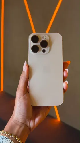 OLHA QUE LINDO 16 PRO DESERT 256GB - SEMINOVO