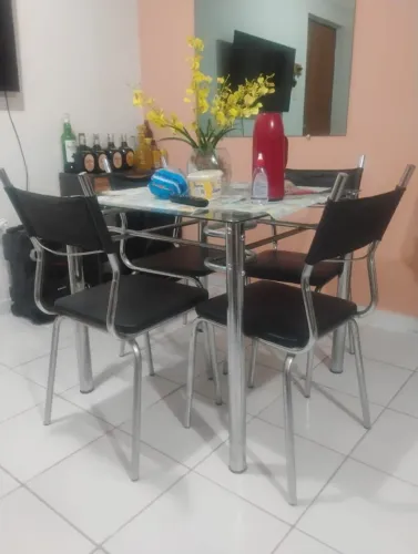 Mesa e cadeiras