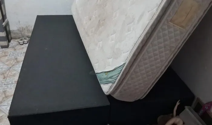 Cama casal só precisa da uma boa limpada no colchão 