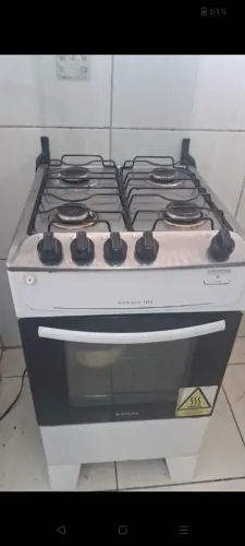 Vende-se fogão elétrico funcionando perfeitamente as bocas e forno