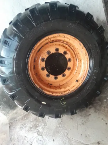 Vendo um pneu com aro de retra escavadeira
