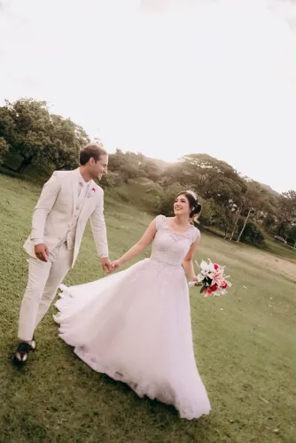 VESTIDO DE NOIVA COM VÉU LONGO