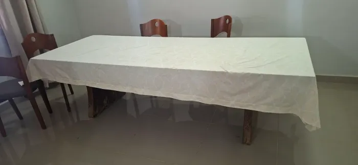 Mesa de madeira maciça com cadeiras