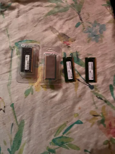 4 pents de memoria ram ddr 4/ 1 de 8gb e 3 de 4gb todas funcionando, todas por 200 reais