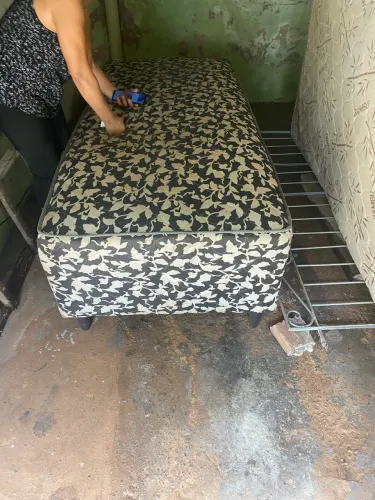 Uma cama box de casal uma cama de solteiro box e um couxao solteiro