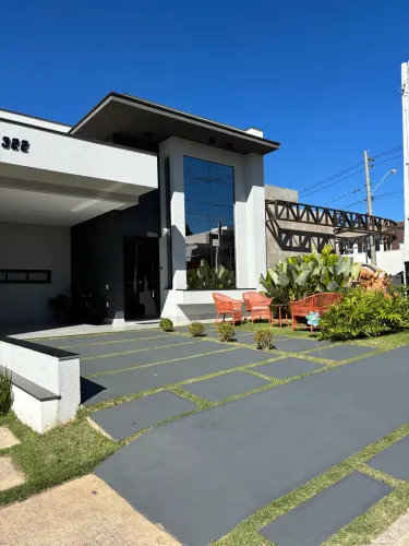 Vendo casa no residencial Bréscia com 3 suítes e piscina.
