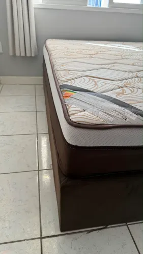 Cama de casal pouquíssimo usada