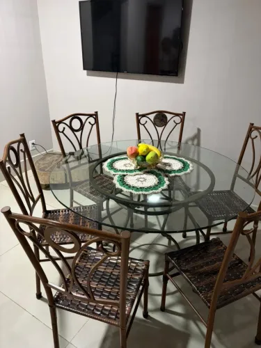 Mesa redonda reforçada com 6 cadeiras