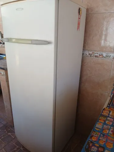 Geladeira Consul 320 lts com Freezer na parte Superior interna do Refrigerador