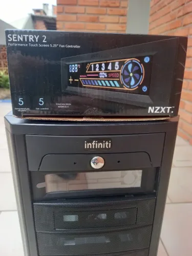Gabinete de PC gamer full tower com 11 baias customizáveis
