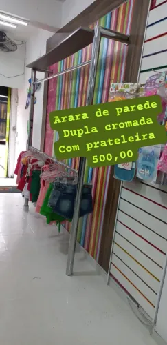 ARARA DE PAREDE DUPLA CROMADA COM PRATELEIRA 