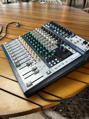 Mesa de som soundcraft signature 12