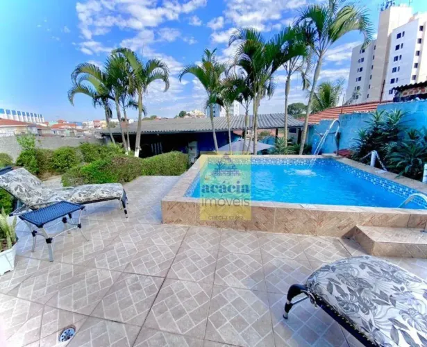 VENDE - CASA COM PISCINA E AMPLO LAZER