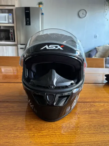 Capacete semi novo ótimo estado numeração 60