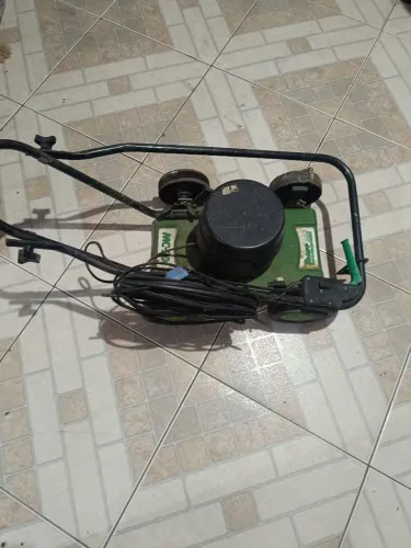 Máquina de cortar grama 