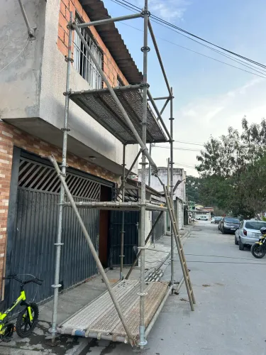 Andaime multi direcional